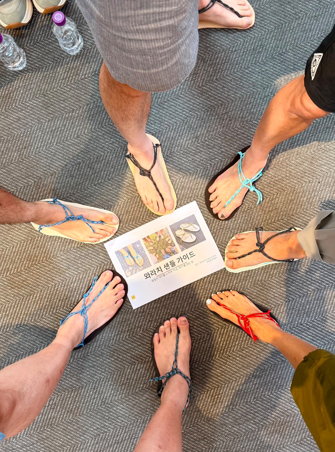 今年の6月に、ワラーチの作り方を韓国🇰🇷から学びに来てくださったOutdoor Sports Koreaのみなさんが、韓国で初めてのワラーチ作りのセミナーをなさったと知らせてくださりました。足裏からの、心と体の健康の輪が広がってゆくことがとても嬉しいです。私もいつか韓国に行き、彼らから直接ワラーチ作りを学びに行きたいです。@osk_kr
#ワラーチ #ワラーチランニング #zensandals #barefootsandals