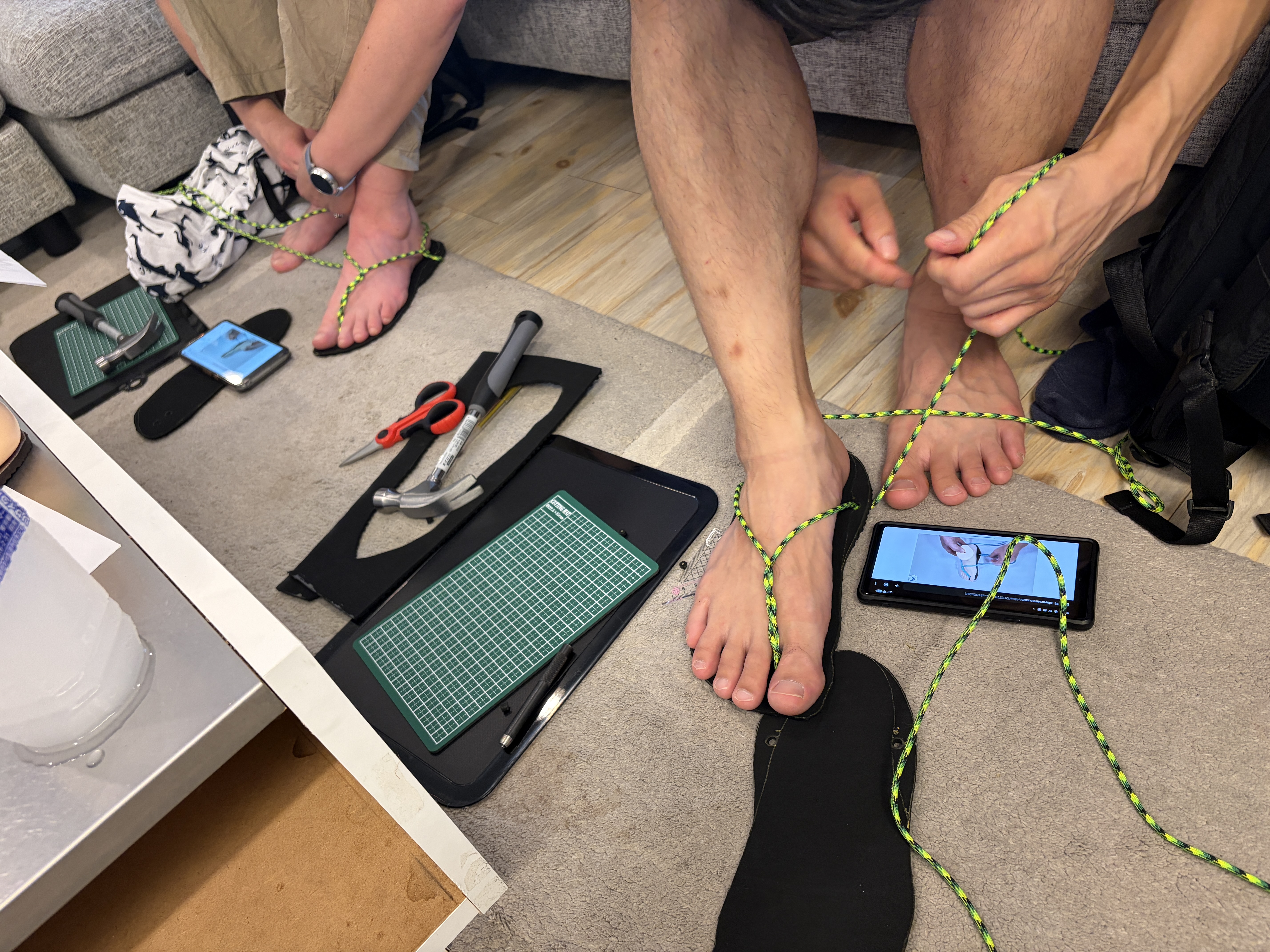 秋葉原駅近くのレンタルスペースで、Youtubeの禅サンダルの作り方動画をそれぞれのスマホで視聴しながらの、ワラーチづくり。