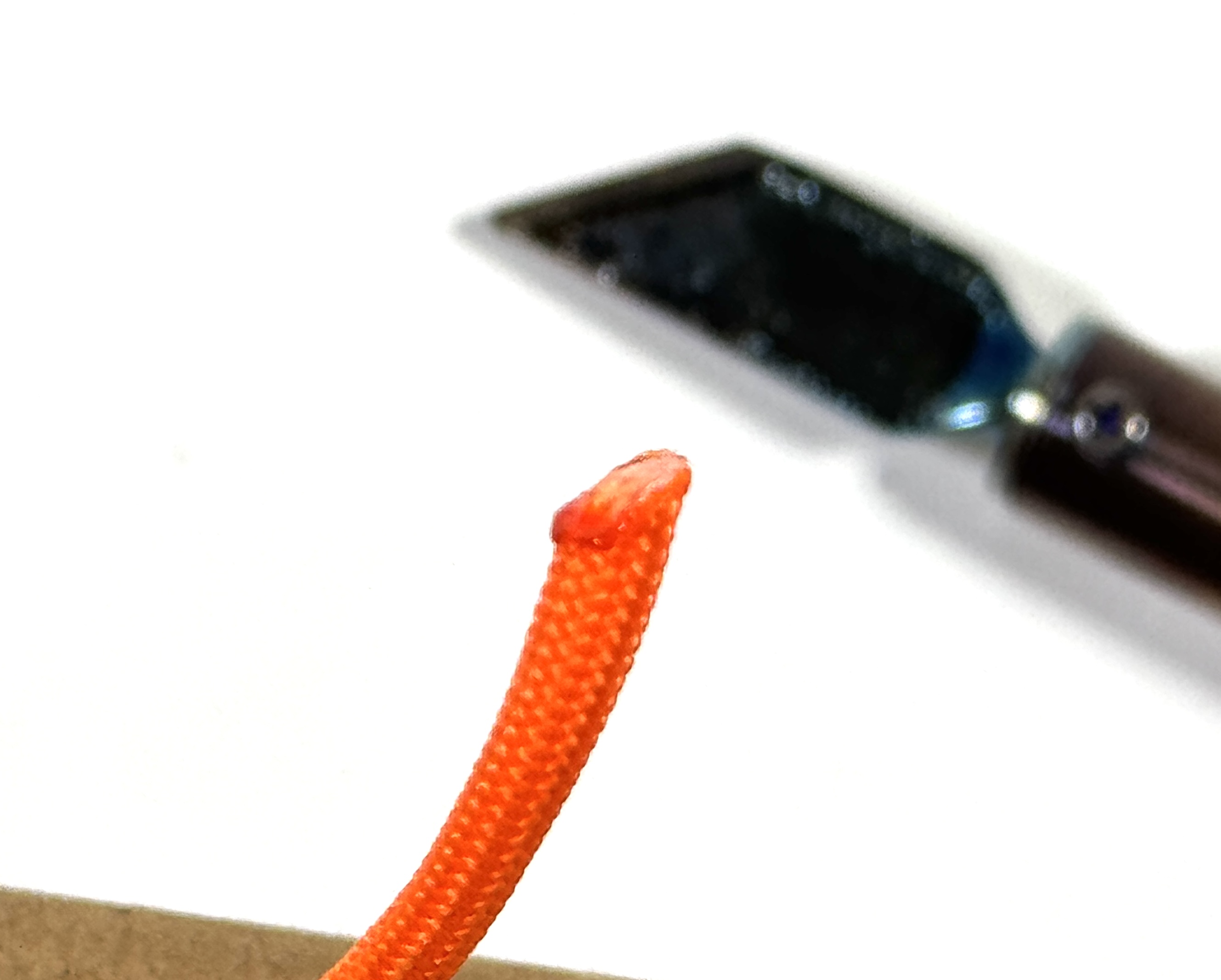 ナイロンロープカッターでパラコードを切ったときの切断面