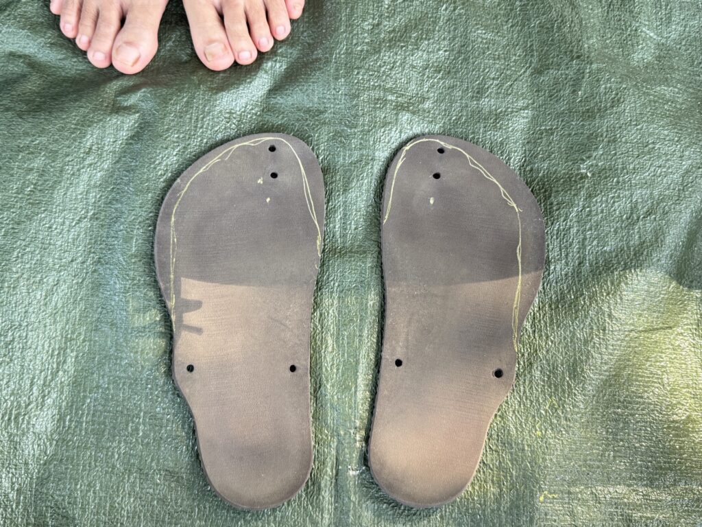 既製品ワラーチソールの改修の様子