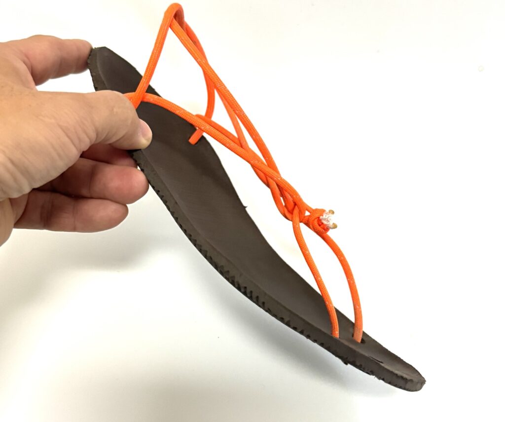 合計で6時間くらい履き、ソール(サンダル底)が足に合わせて変形し始めたワラーチ