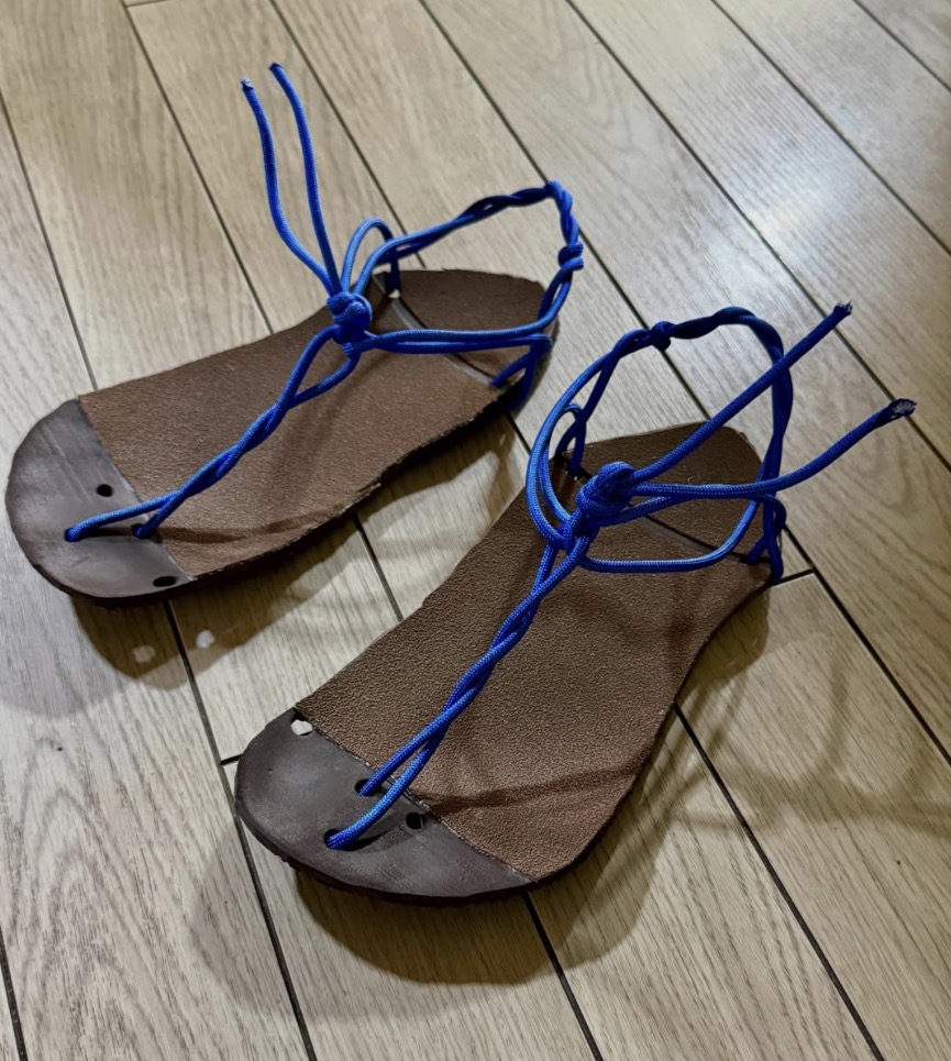 使い込み、足の形にソールが変形している禅サンダル