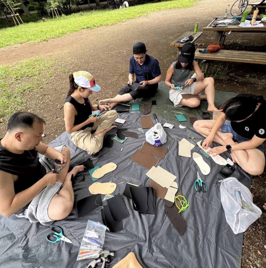 韓国でトレイルランニングなどを展開しているOSK社から、ワラーチづくりを学びたいとご連絡をいただき、一緒に作りました。