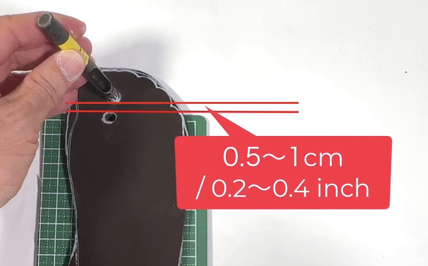 趾(あしゆび)部分の穴を開けるときには、上の穴と下の穴の間に0.5〜1cmくらいの間隔を取ることを忘れないようにしてください。