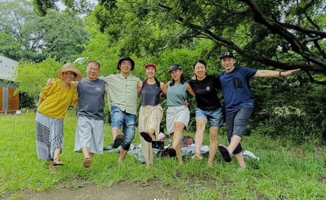 韓国でトレイルランニングなどを展開しているOSK社から、ワラーチづくりを学びたいとご連絡をいただき、一緒に作りました。