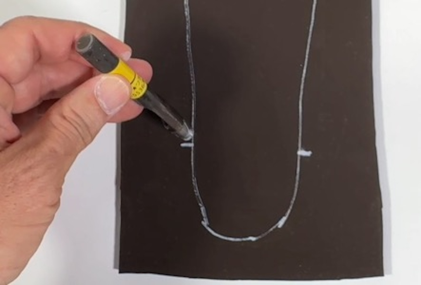 次に、先程描いた踝(くるぶし)のマークの上5mmくらいのところに、あらたにマークをします。この理由は、踝の紐の穴の位置は、踝の膨らみの真下にするよりも、やや前(つま先側)にした方が、ワラーチが履きやすいからです。
穴あけポンチの直径が4mm〜6mmくらいなので、それを利用すると丁度良い位置にマークをすることができます。