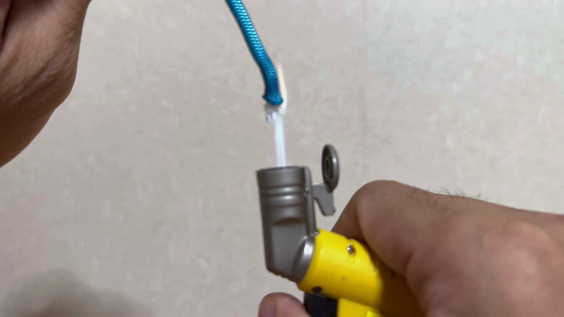 ワラーチ作りに使うパラコードを切った時の、切断面の焼き固めの方法