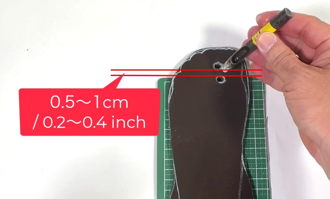 趾(あしゆび)部分の穴を開けるときには、上の穴と下の穴の間に0.5〜1cmくらいの間隔を取ることを忘れないようにしてください。