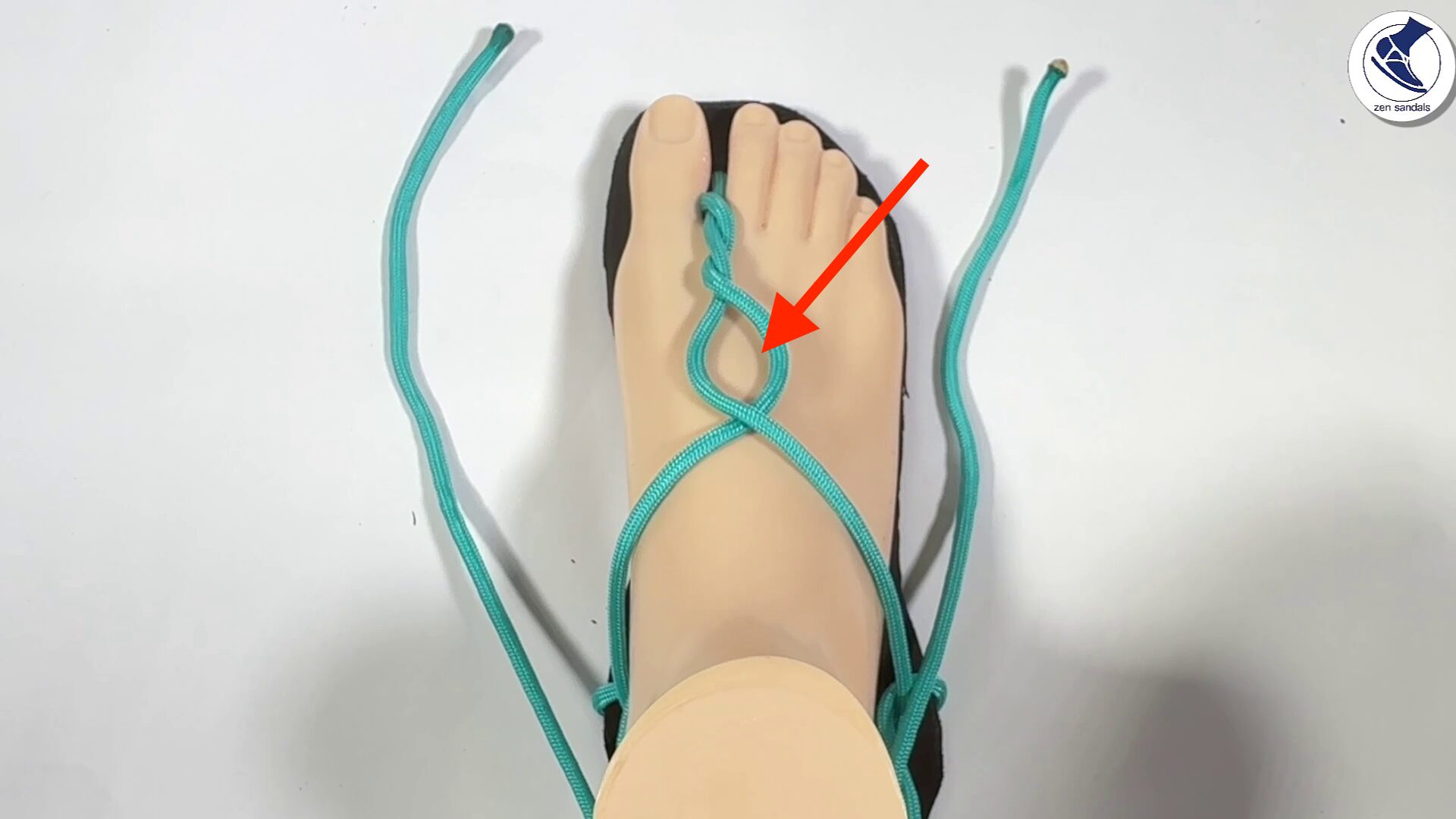 次に、足の甲の上のねじりで、一番足首に近い方を開きます。