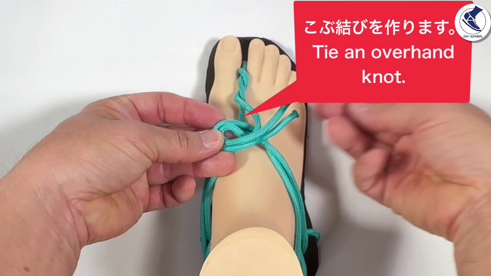 この束ねた紐を、こぶ結びで結んだら完成です。