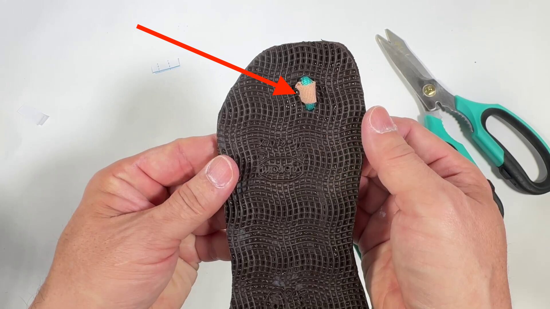 テーピングテープや布テープなどをその部分のパラコードに巻いておくと、テーピングテープが擦り切れたらそれだけ交換すれば、パラコードが長持ちします。