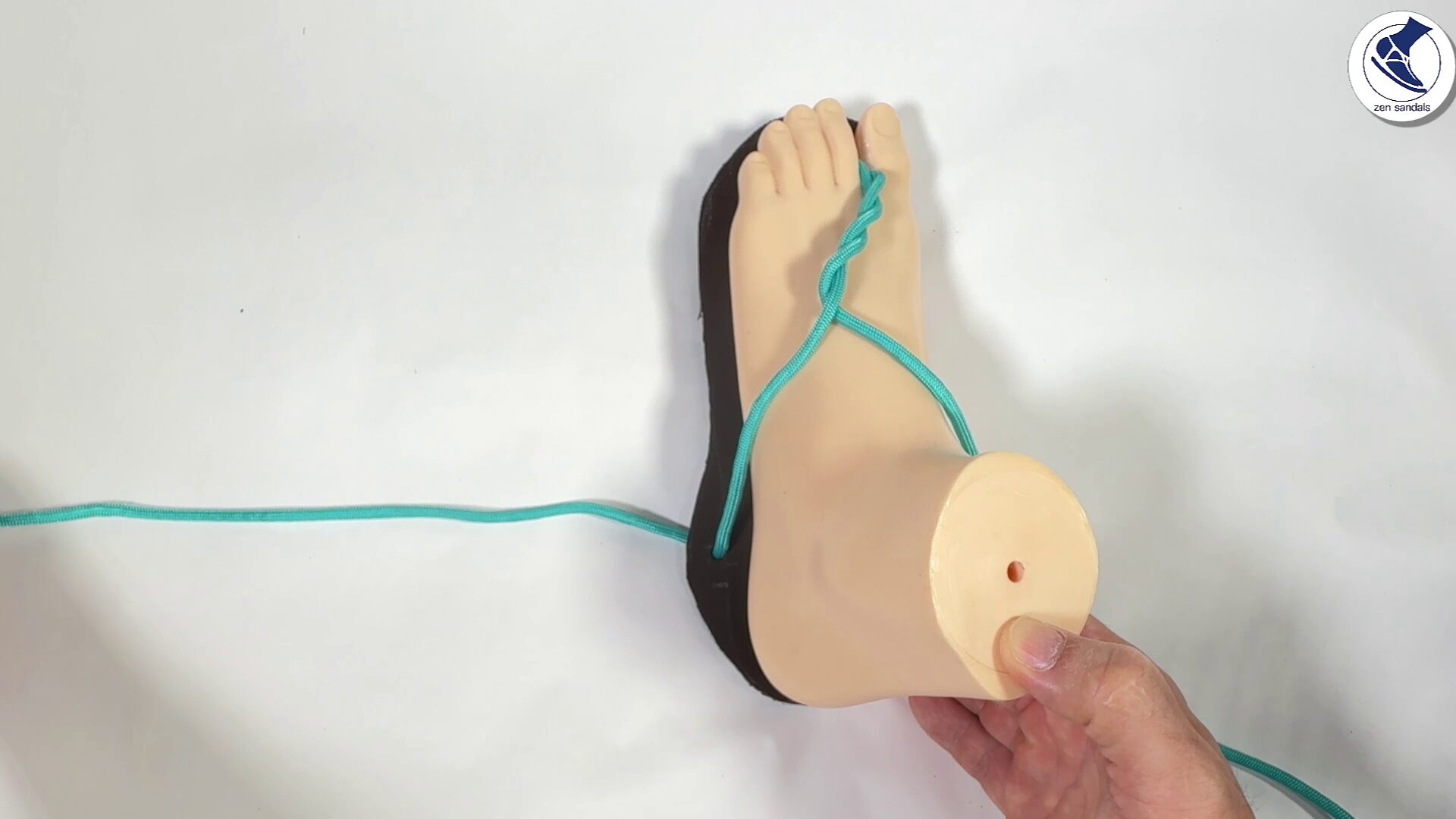 このように、紐を通して絡めるようにしてください。 1