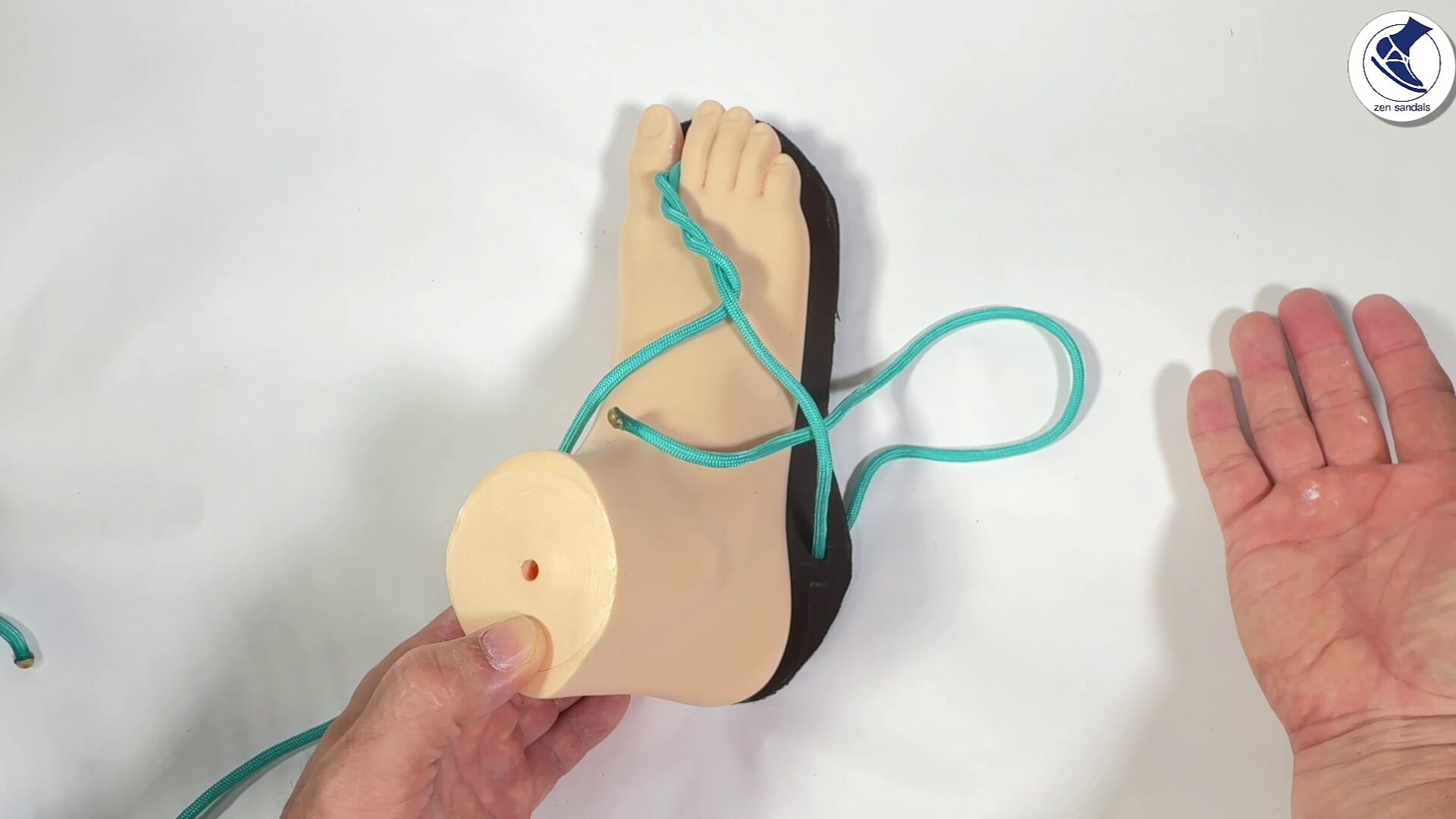 このように、紐を通して絡めるようにしてください 2