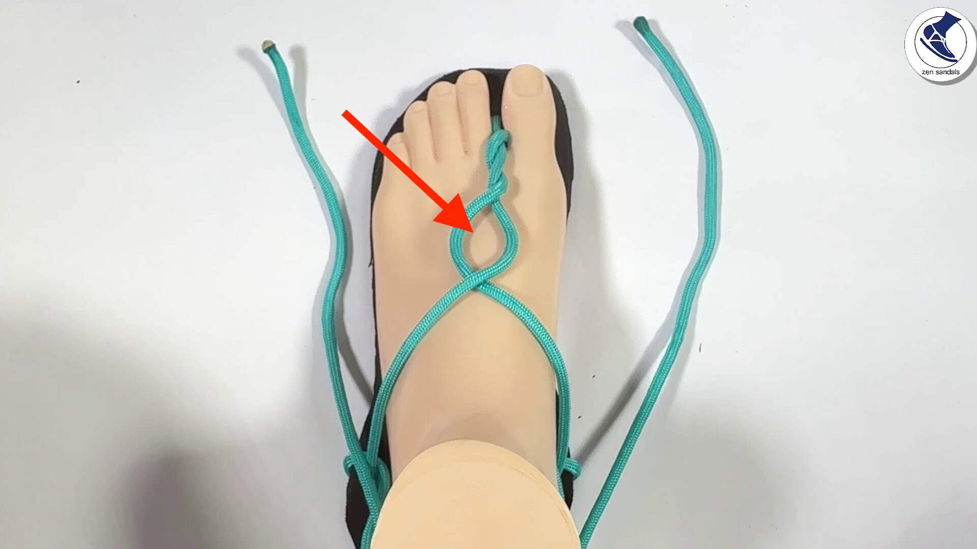 足の甲の上のねじりで、一番足首に近い方に口を開きます。