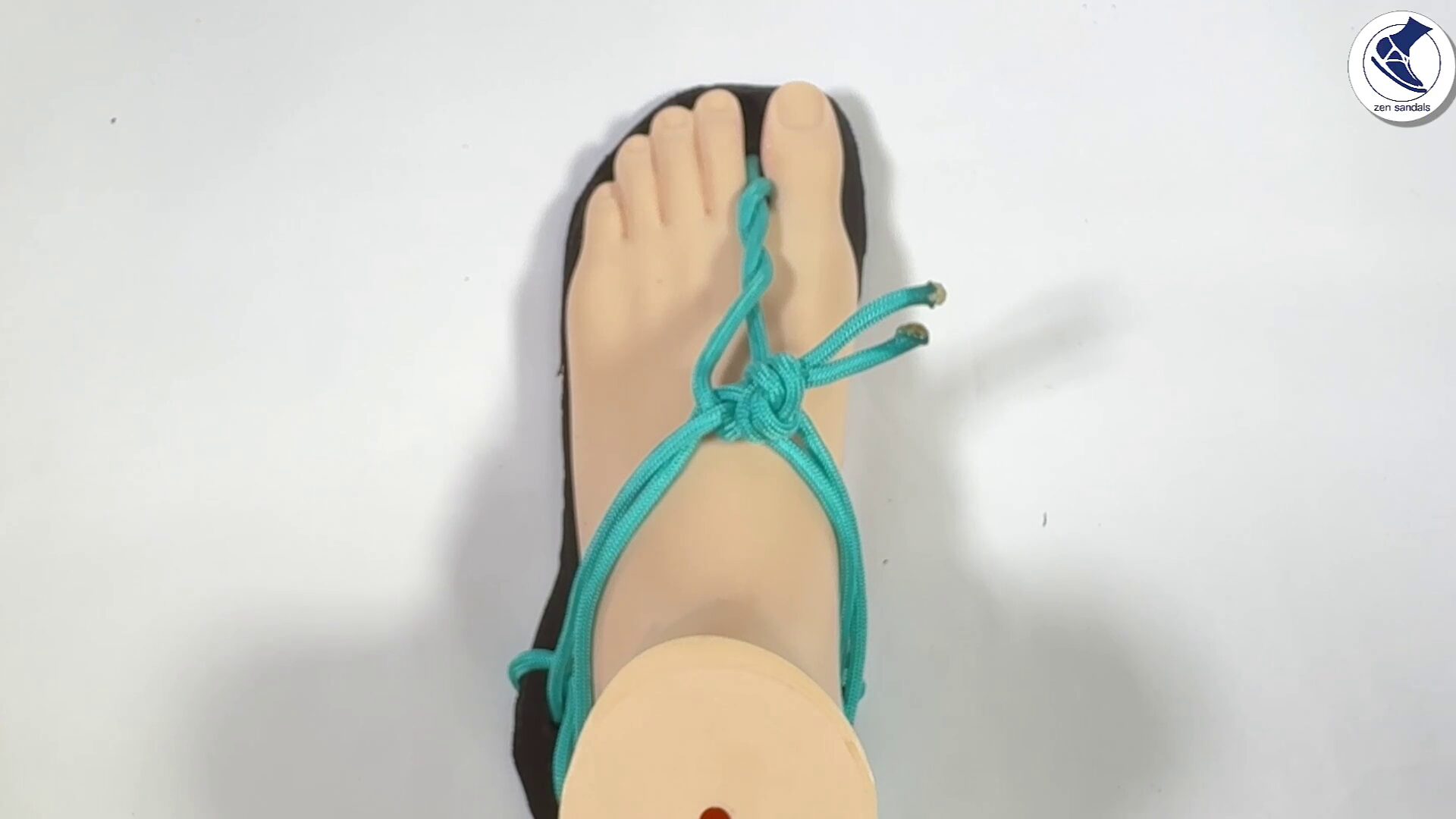 禅サンダルでは、この前紐の部分を捻じることで、そういった指のスッポ抜けが無いようにしています。